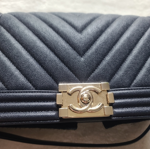 Chanel Old Medium Boy - Picture 2 of 14